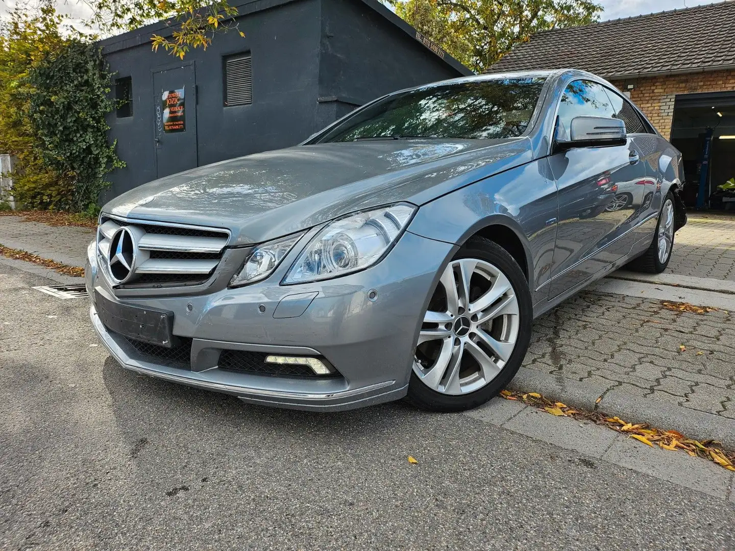 Mercedes-Benz E 250 Coupé E 250 BlueEFFICIENCY AVANTGARDE Grau - 1