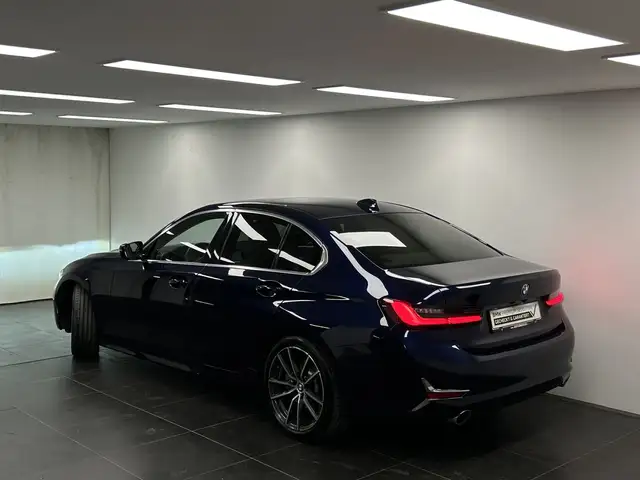 BMW 3 Series view 3
