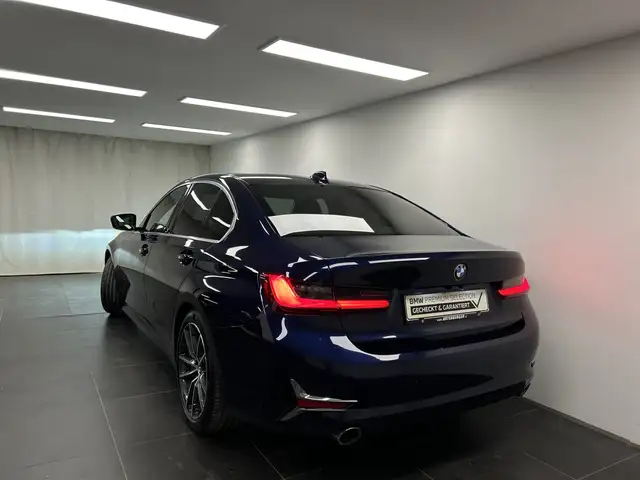 BMW 3 Series view 10