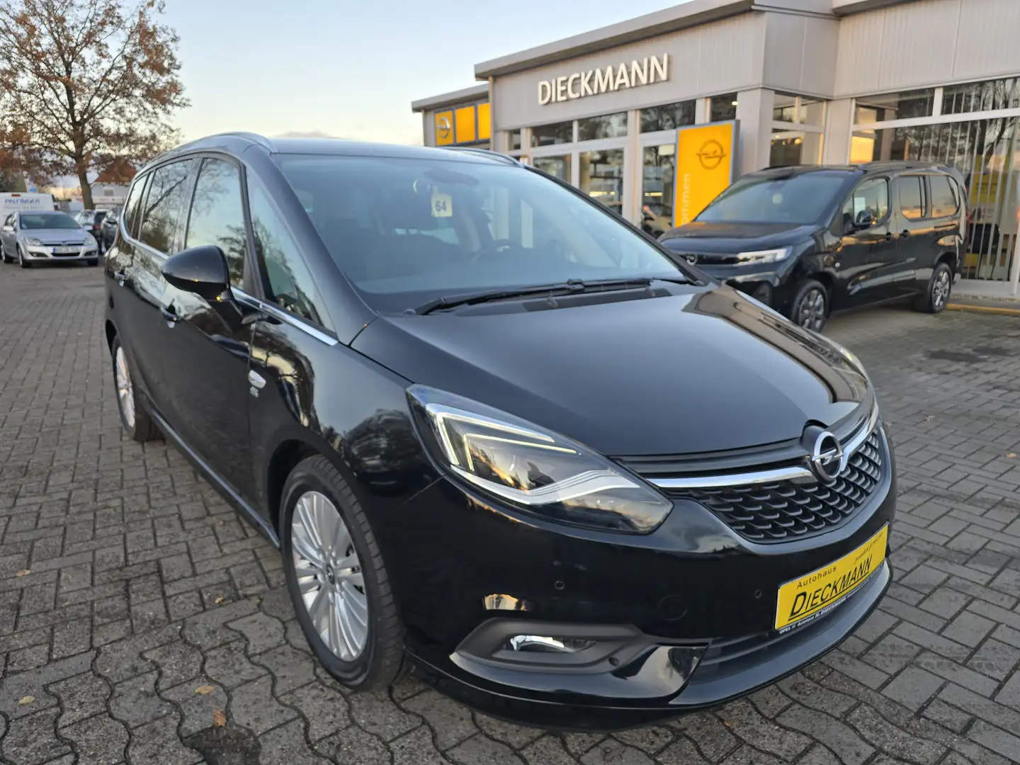 Opel Zafira Zafira 2.0 D Innovation AHK SHZ Navi PDC OPC-Pak Zwart - 2
