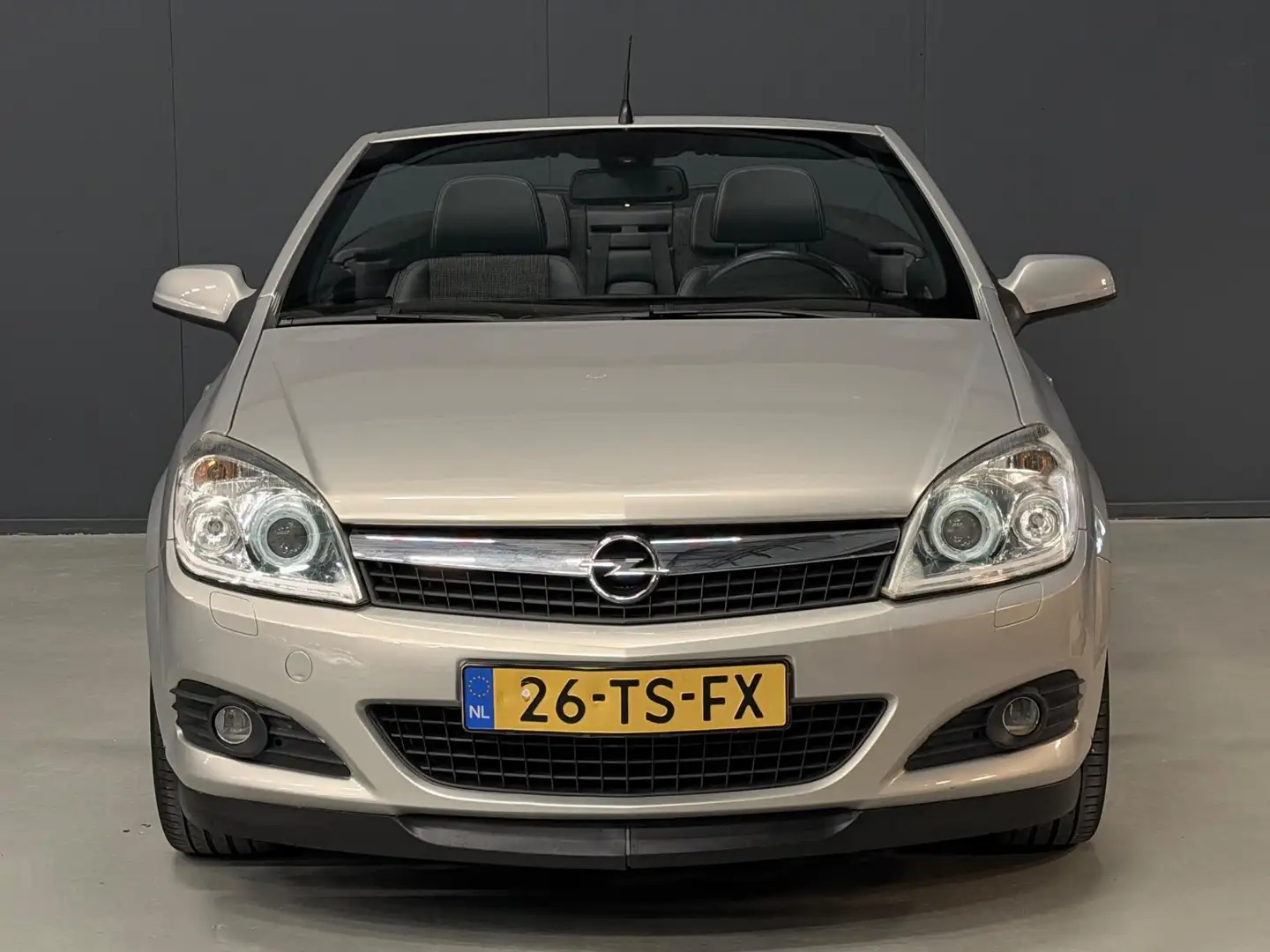 Opel Astra TwinTop 1.8 Cosmo AUTOMAAT NAVI/CAMERA/HALF-LEDER/ Grau - 2