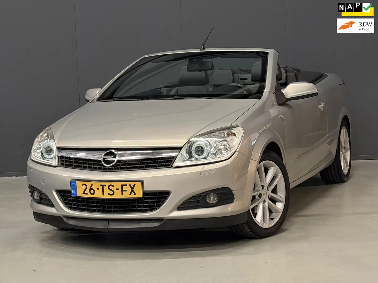 Opel Astra TwinTop 1.8 Cosmo AUTOMAAT NAVI/CAMERA/HALF-LEDER/ Grau - 1