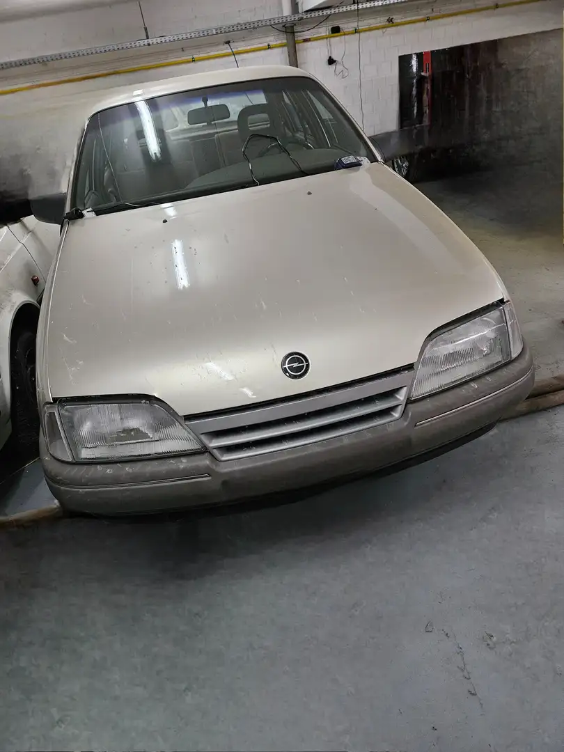 Opel Omega Beżowy - 1