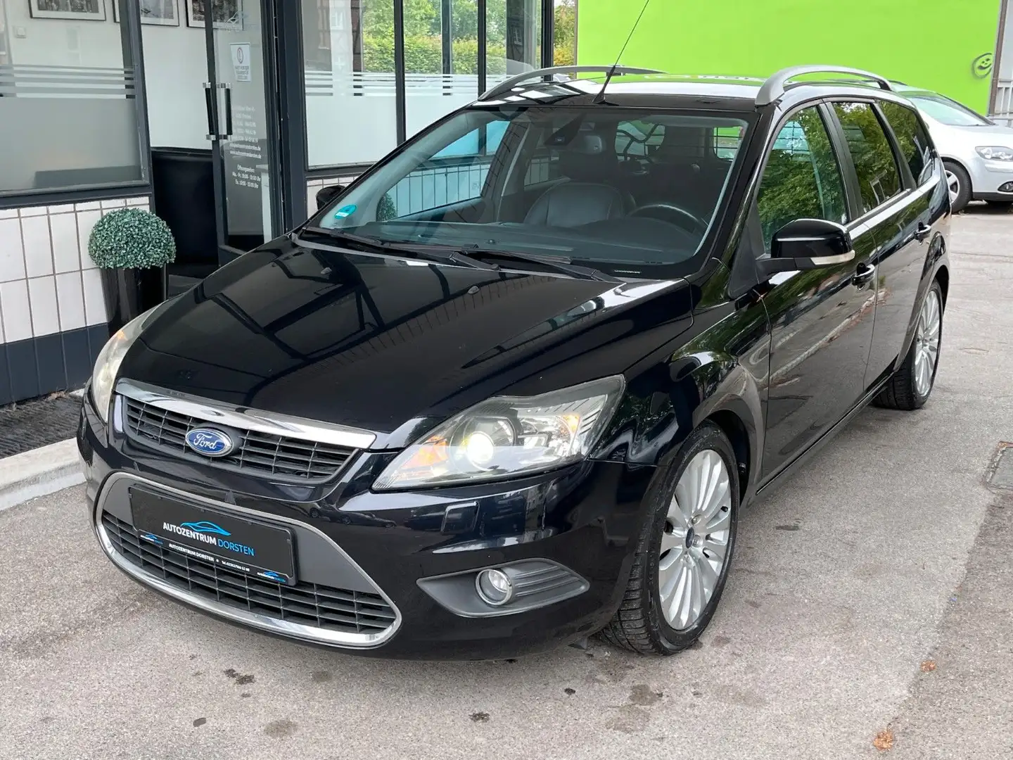 Ford Focus Turnier Titanium 1.8L 2.Hd/AHK/PDC/XENON Zwart - 2