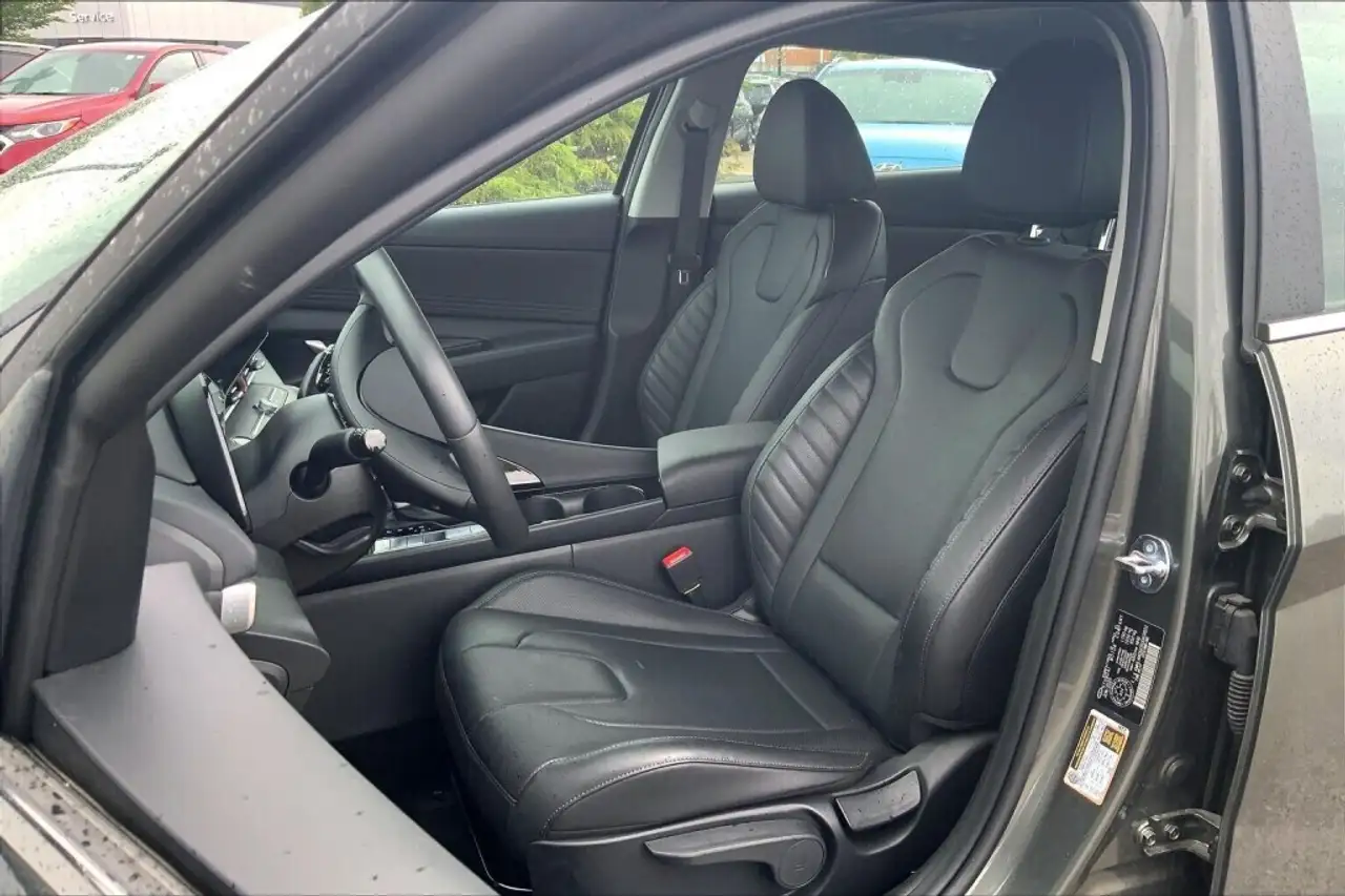 Hyundai ELANTRA photo Hyundai ELANTRA