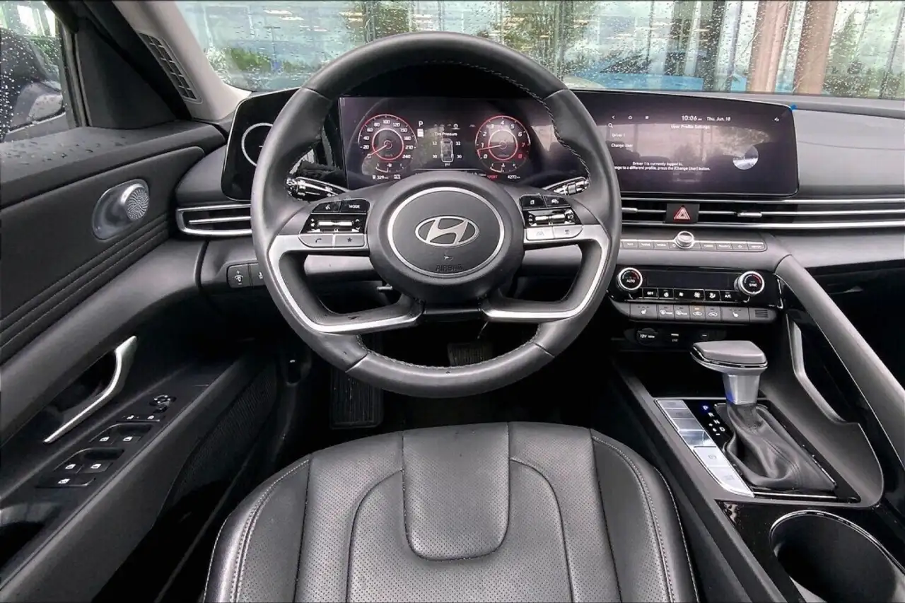 Hyundai ELANTRA photo Hyundai ELANTRA