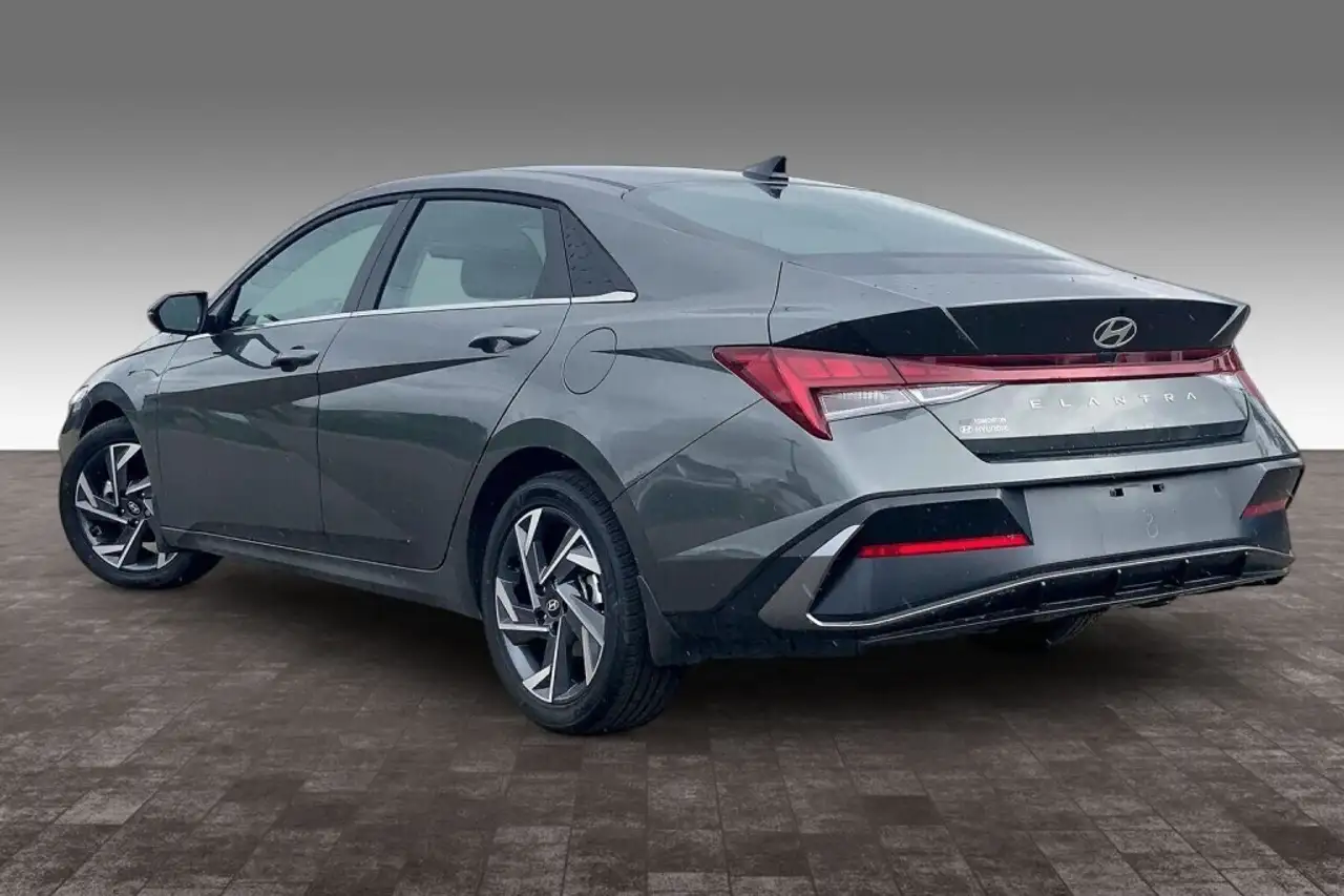 Hyundai ELANTRA photo Hyundai ELANTRA