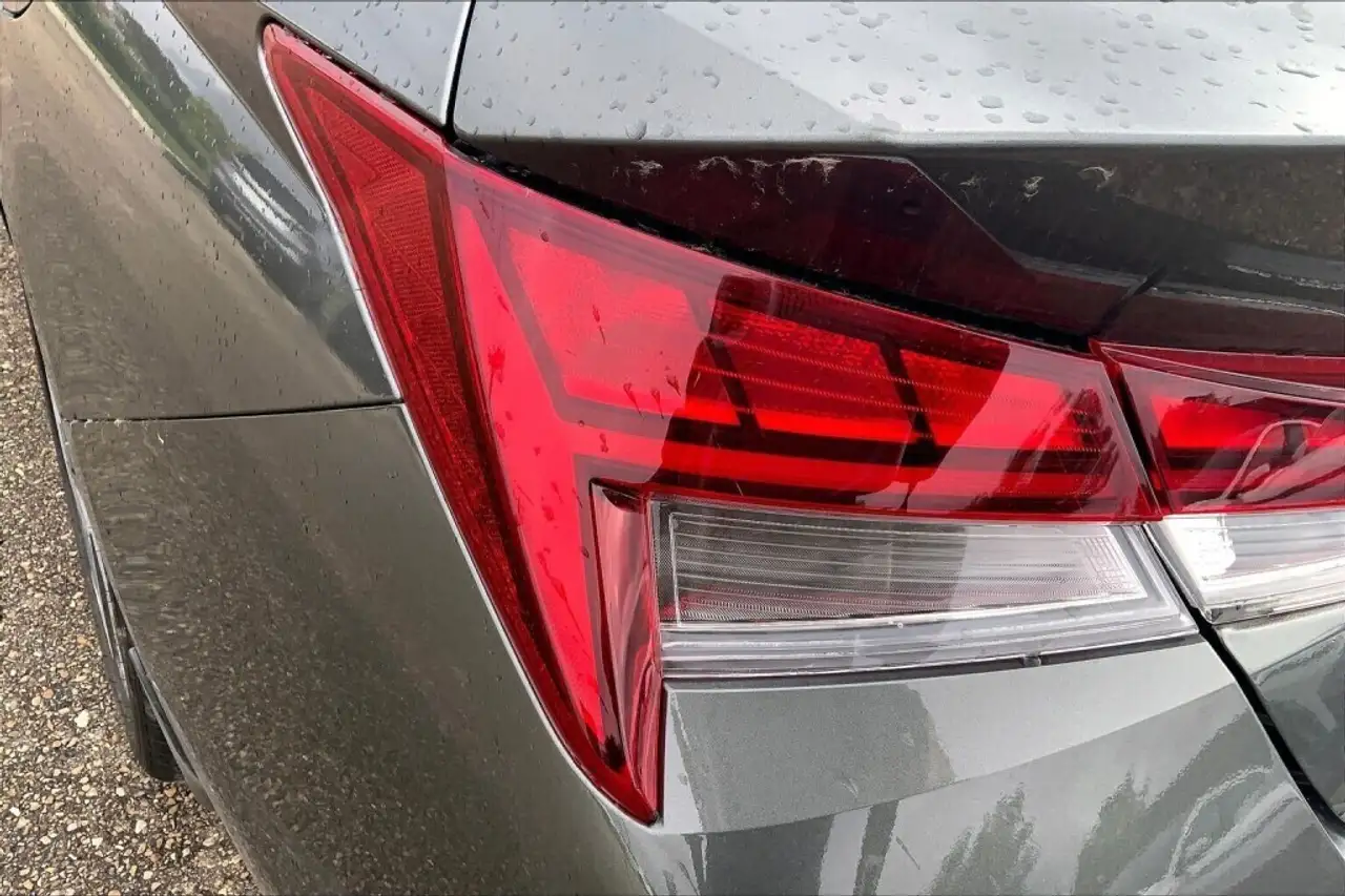 Hyundai ELANTRA photo Hyundai ELANTRA