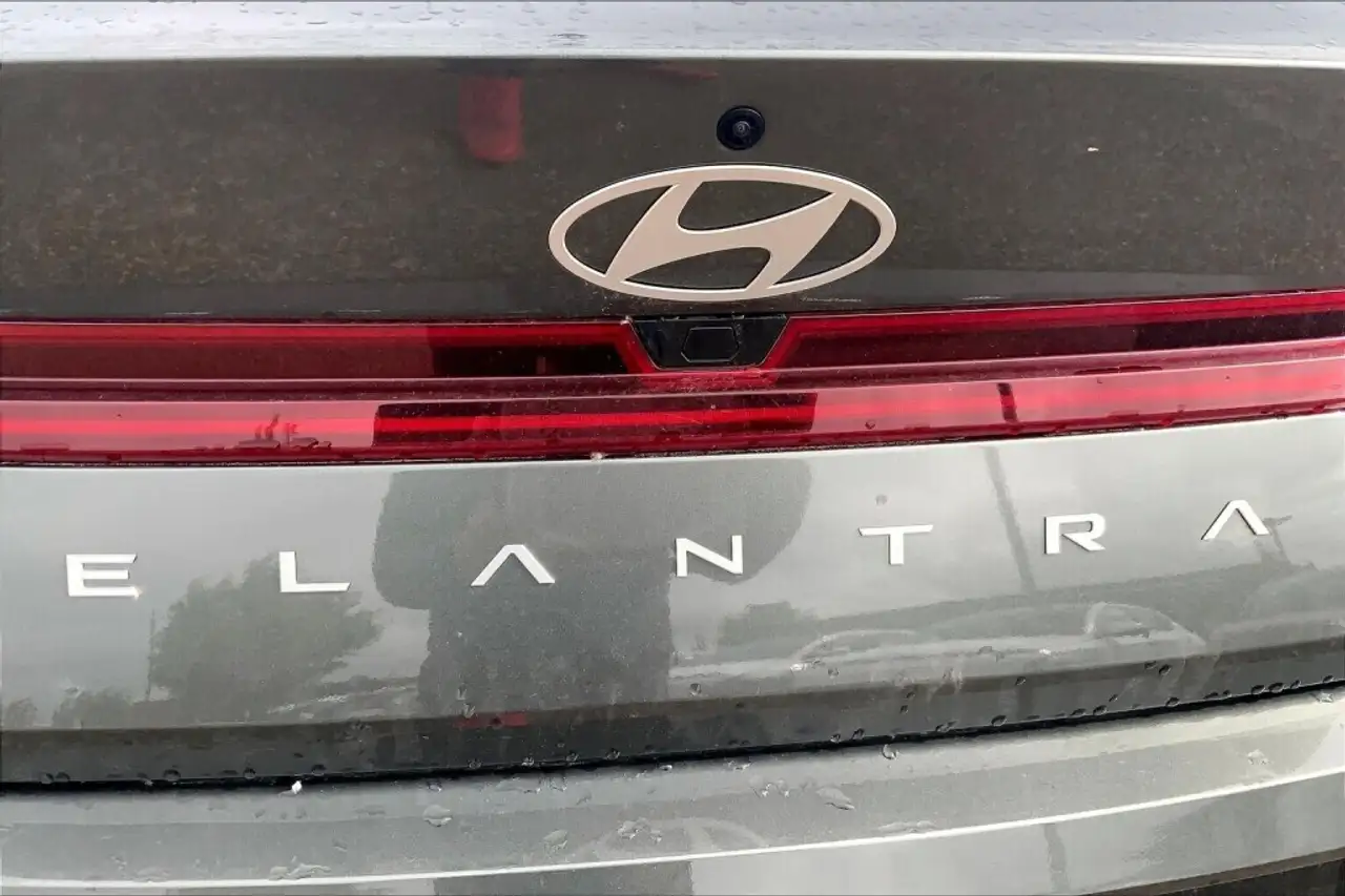 Hyundai ELANTRA photo Hyundai ELANTRA