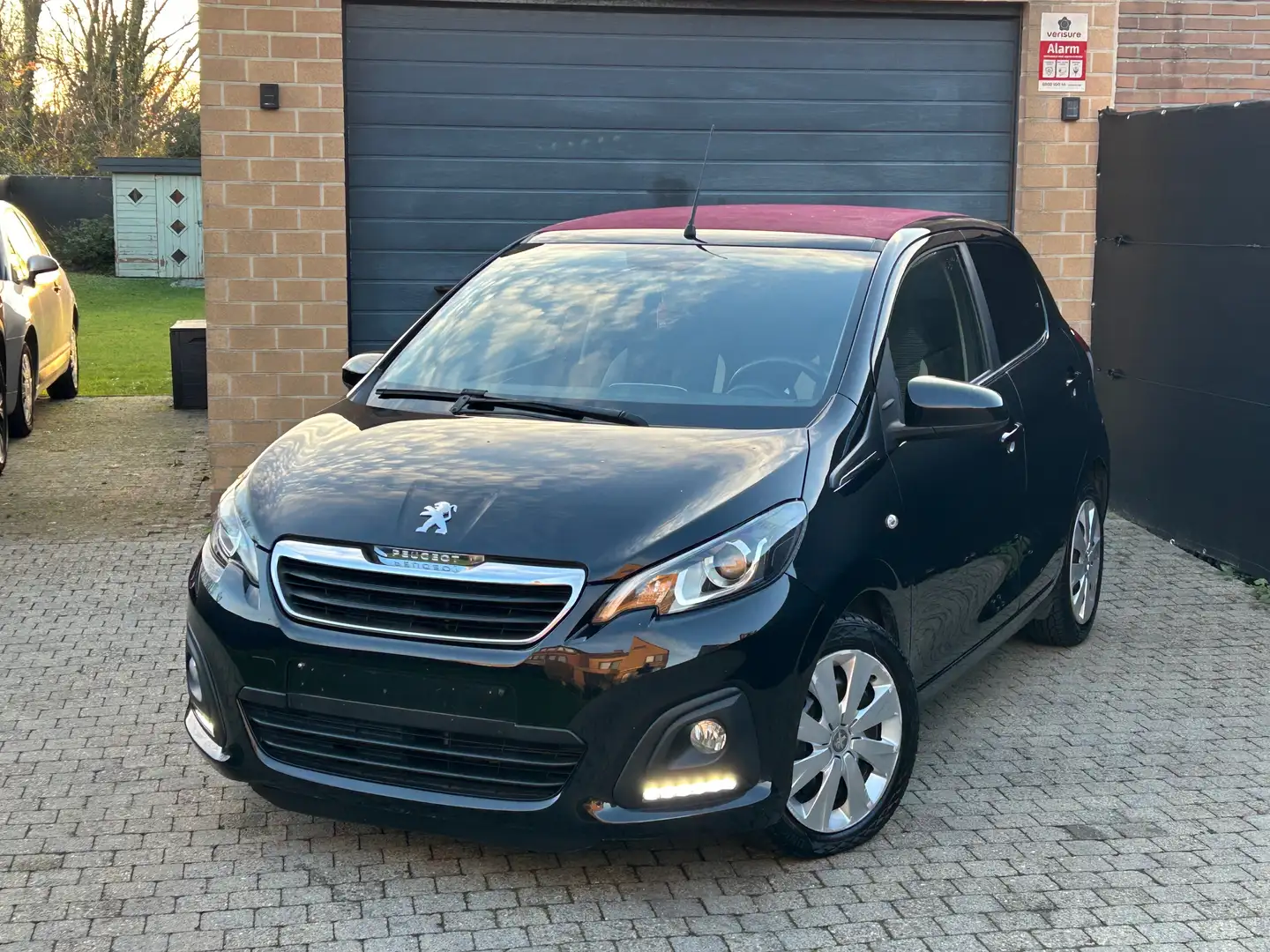 Peugeot 108 1.2 TopAllure OpenDak Airco Xenon CruiseControl Noir - 1