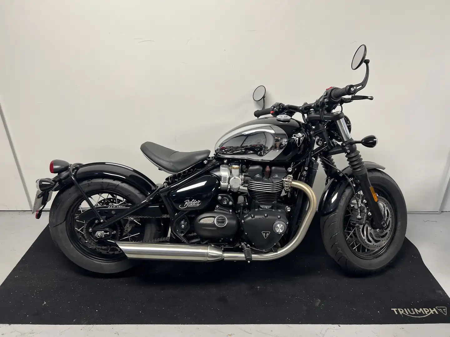 Triumph Bonneville Bobber Černá - 1
