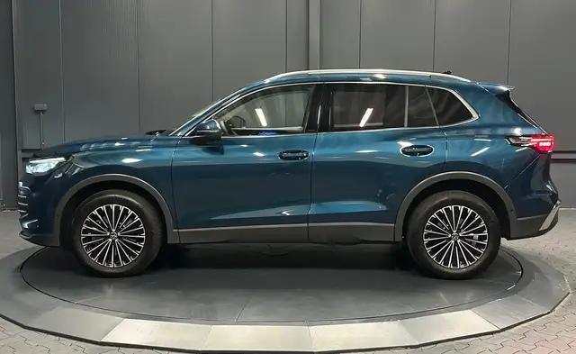 Volkswagen Tiguan view 2