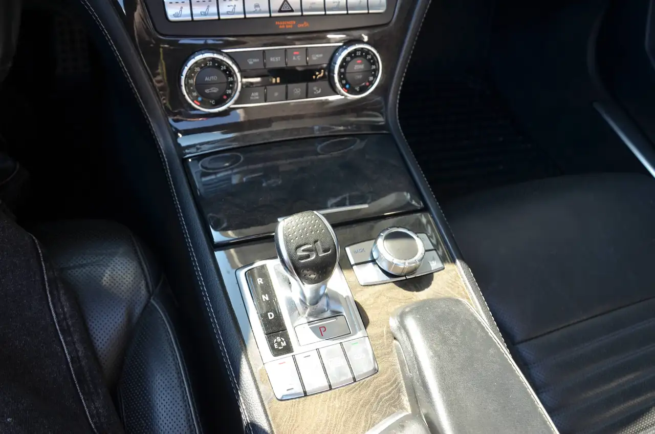 Mercedes-Benz SL снимка Mercedes-Benz SL