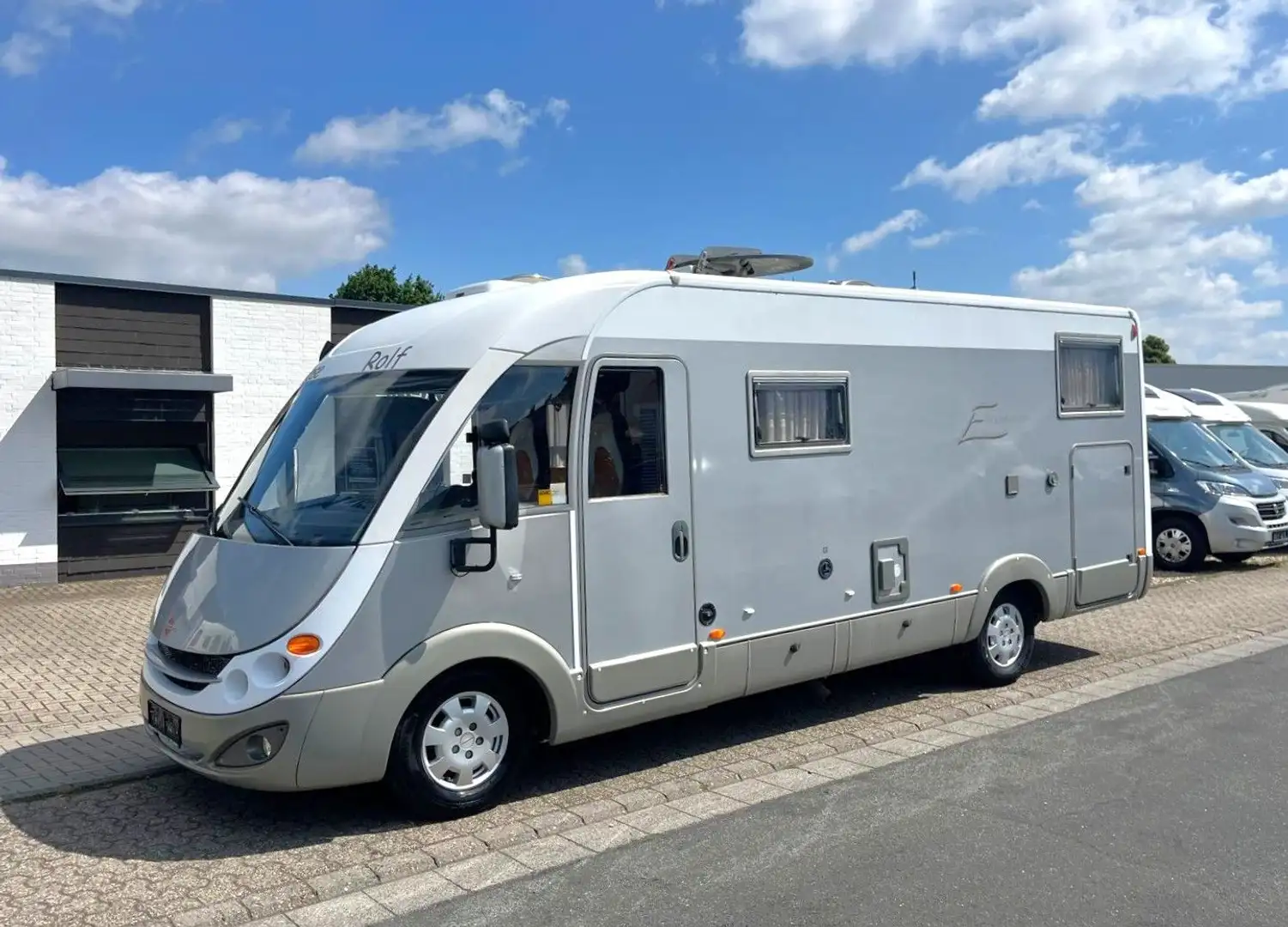 Bürstner Elegance I 695 - Hub/Festbett - auto.Sat/TV Zilver - 1