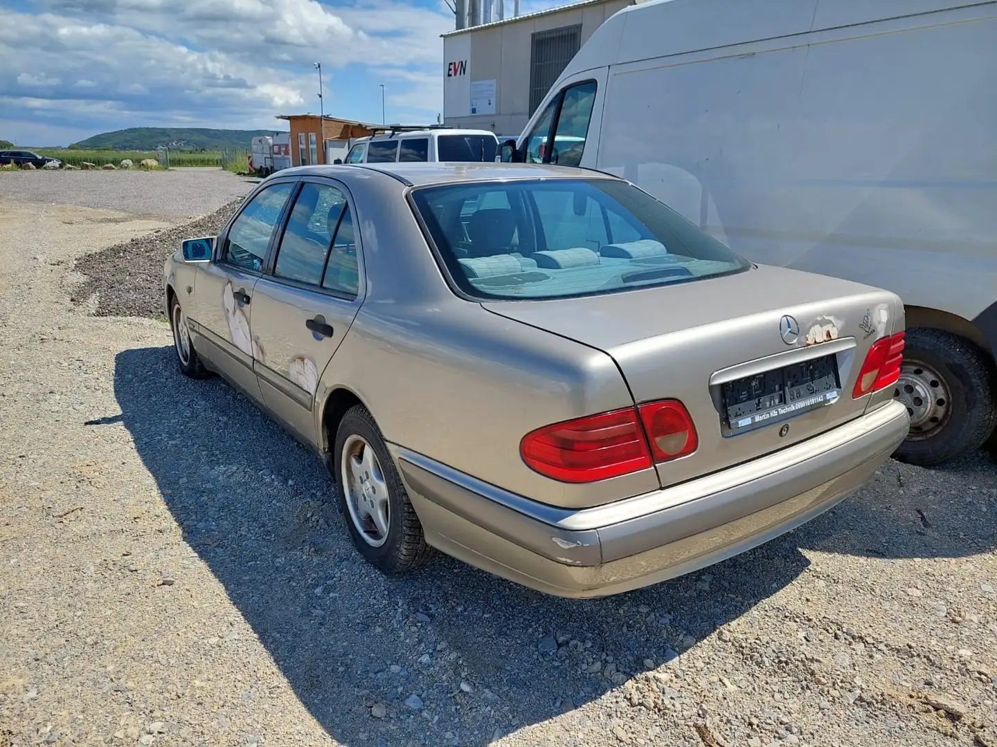 Mercedes-Benz E 220 kein pickerl - 1