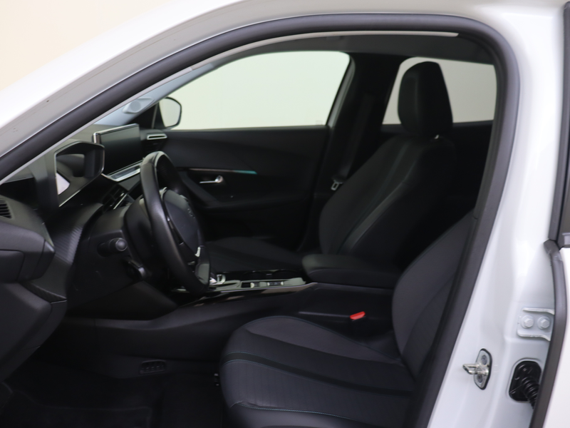 Peugeot e-2008 EV Allure Pack 50 kWh — photo 10