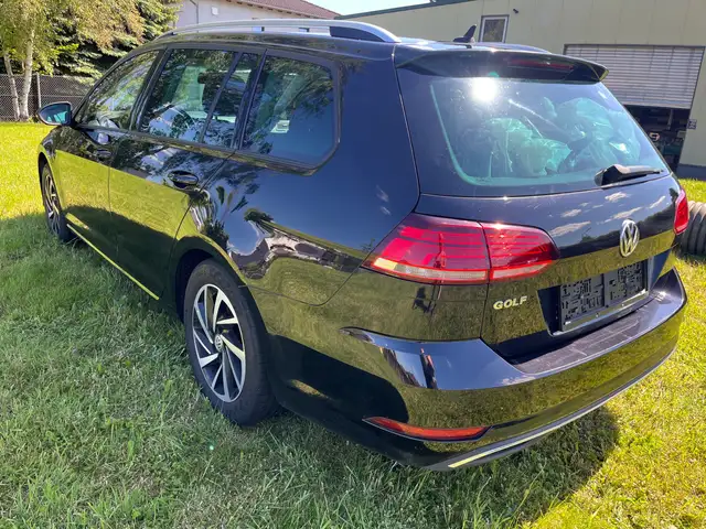 Volkswagen Golf view 4