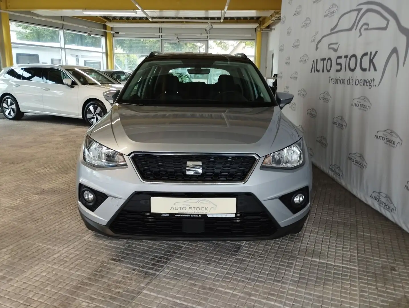 SEAT Arona 1.0 TSI Style Navi PDC Sitzheizung Full Li Silber - 2