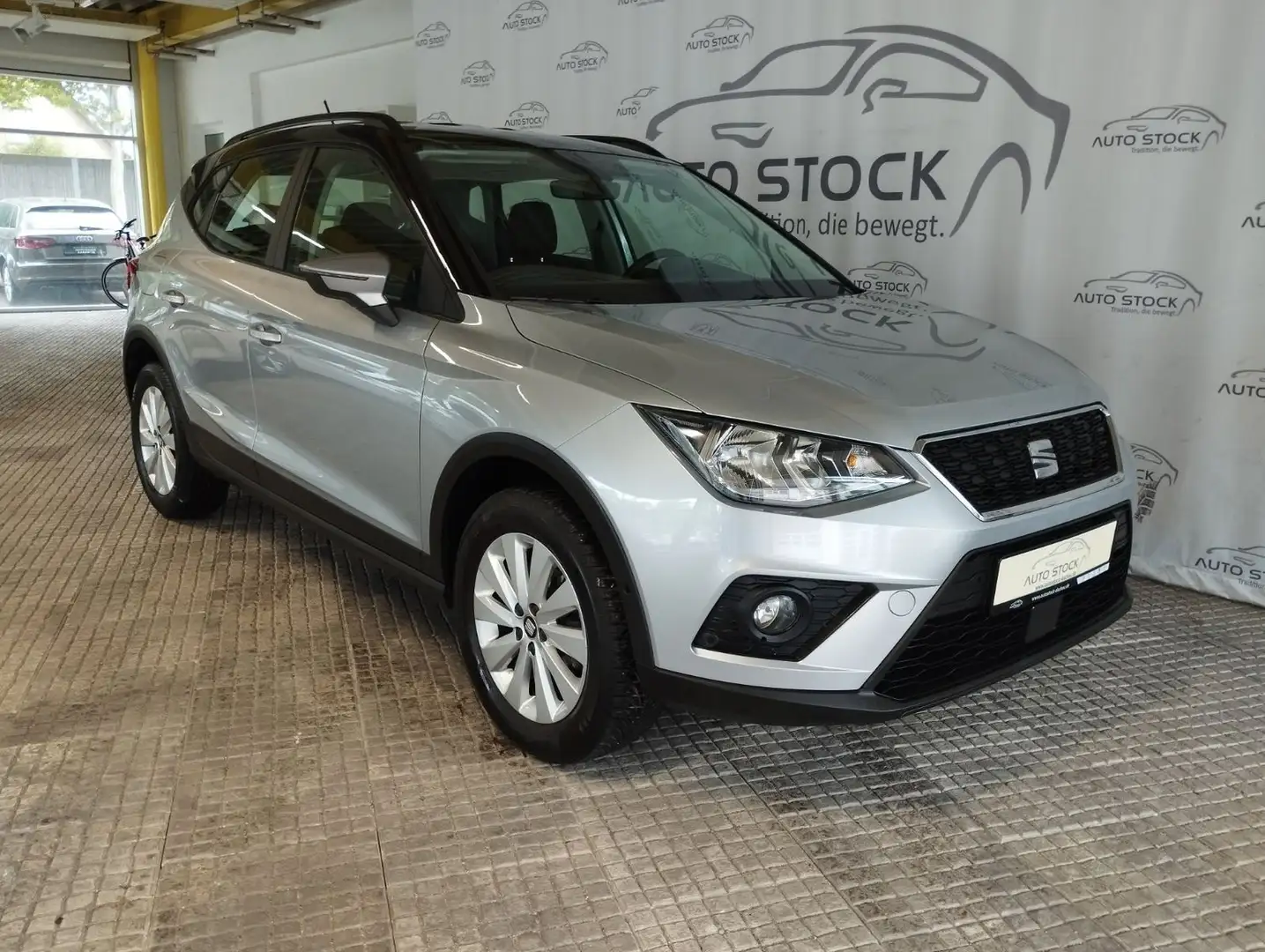SEAT Arona 1.0 TSI Style Navi PDC Sitzheizung Full Li Silber - 1