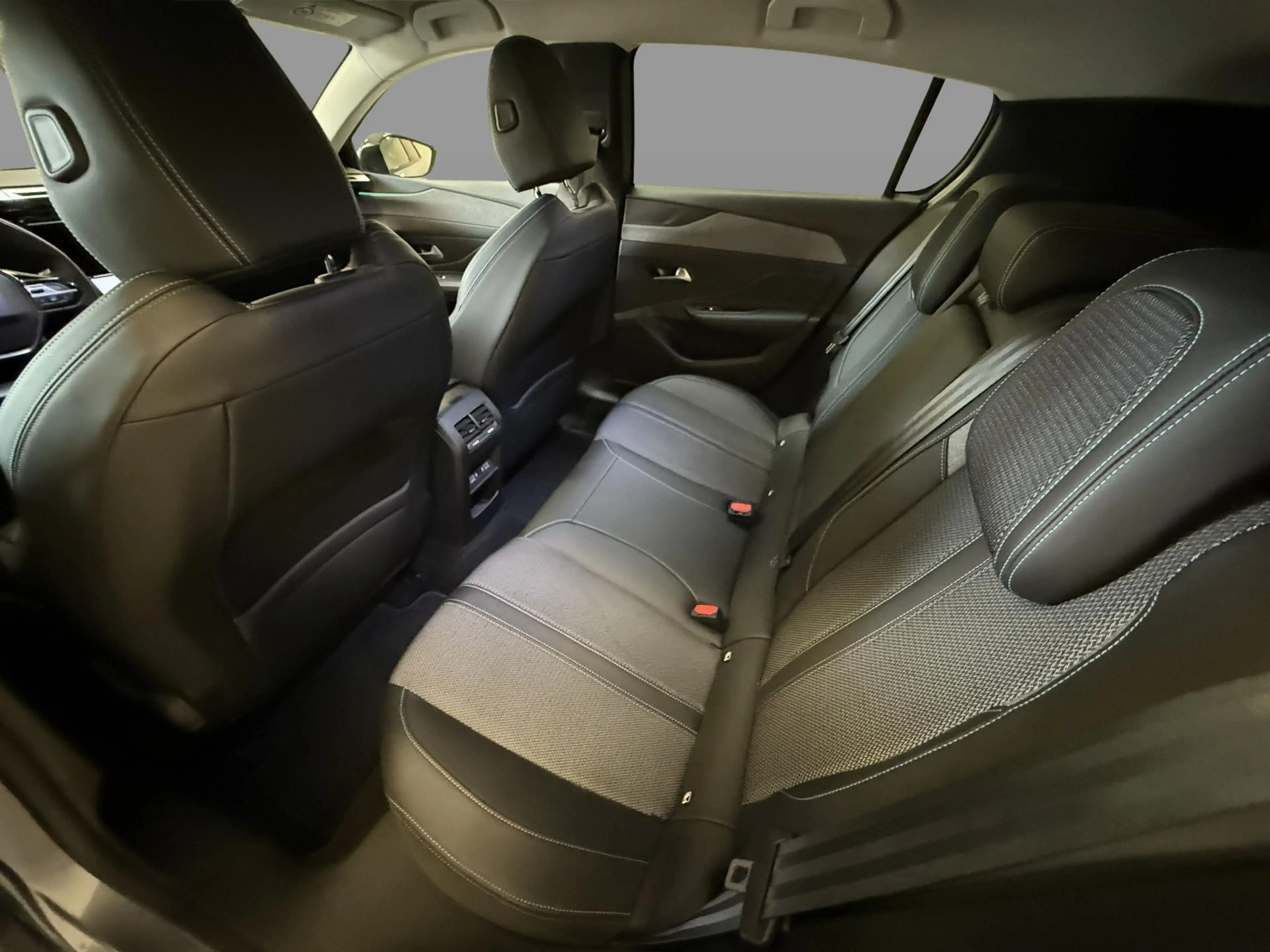 Peugeot 308 1.2 PureTech 130 S&S Allure Pack — photo 15