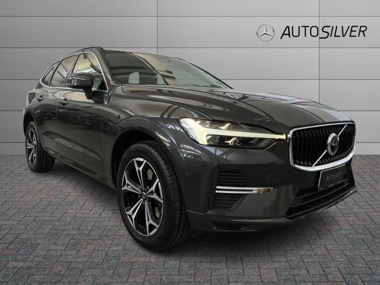 Volvo XC60 B4 (d) AWD Geartronic Momentum Grigio - 1