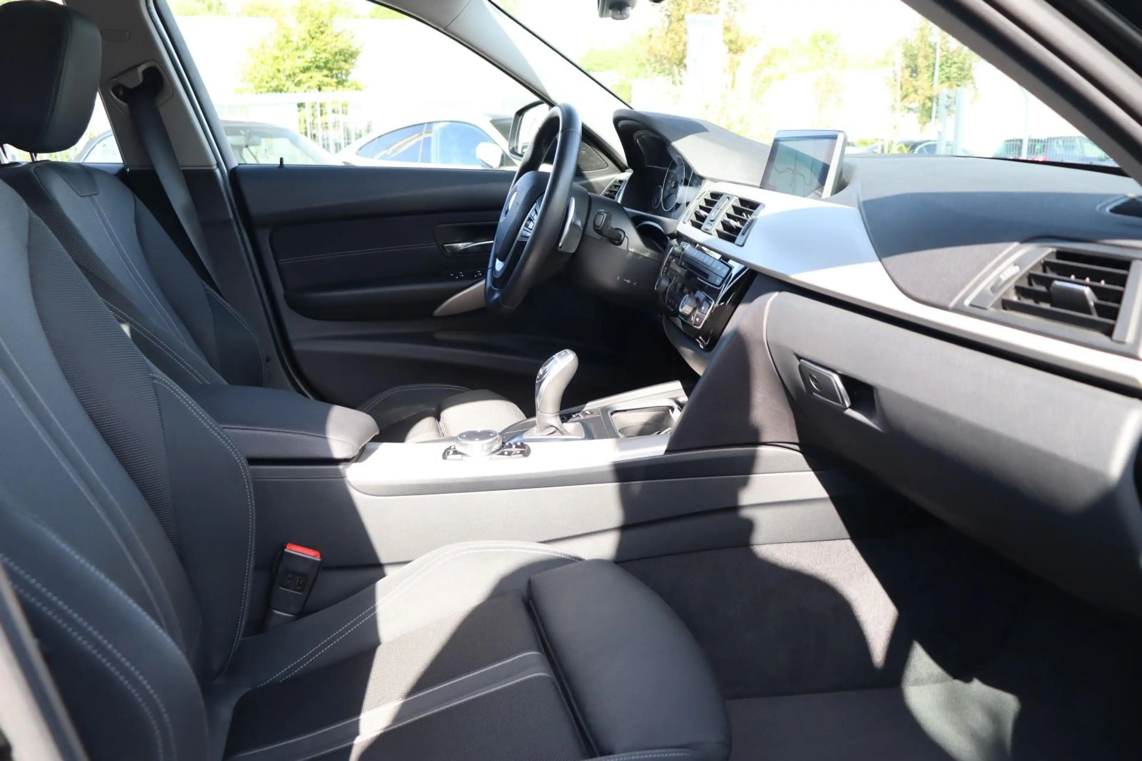 BMW 330 i xDrive Advantage +INNOVATION+NAVI+LED+HEAD-UP+ — photo 9