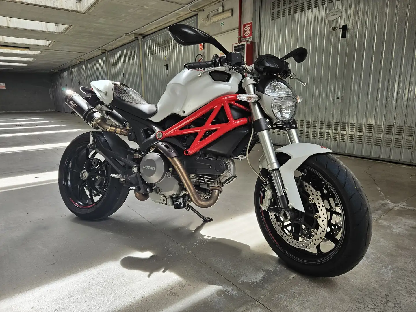 Ducati Monster 796 Wit - 1