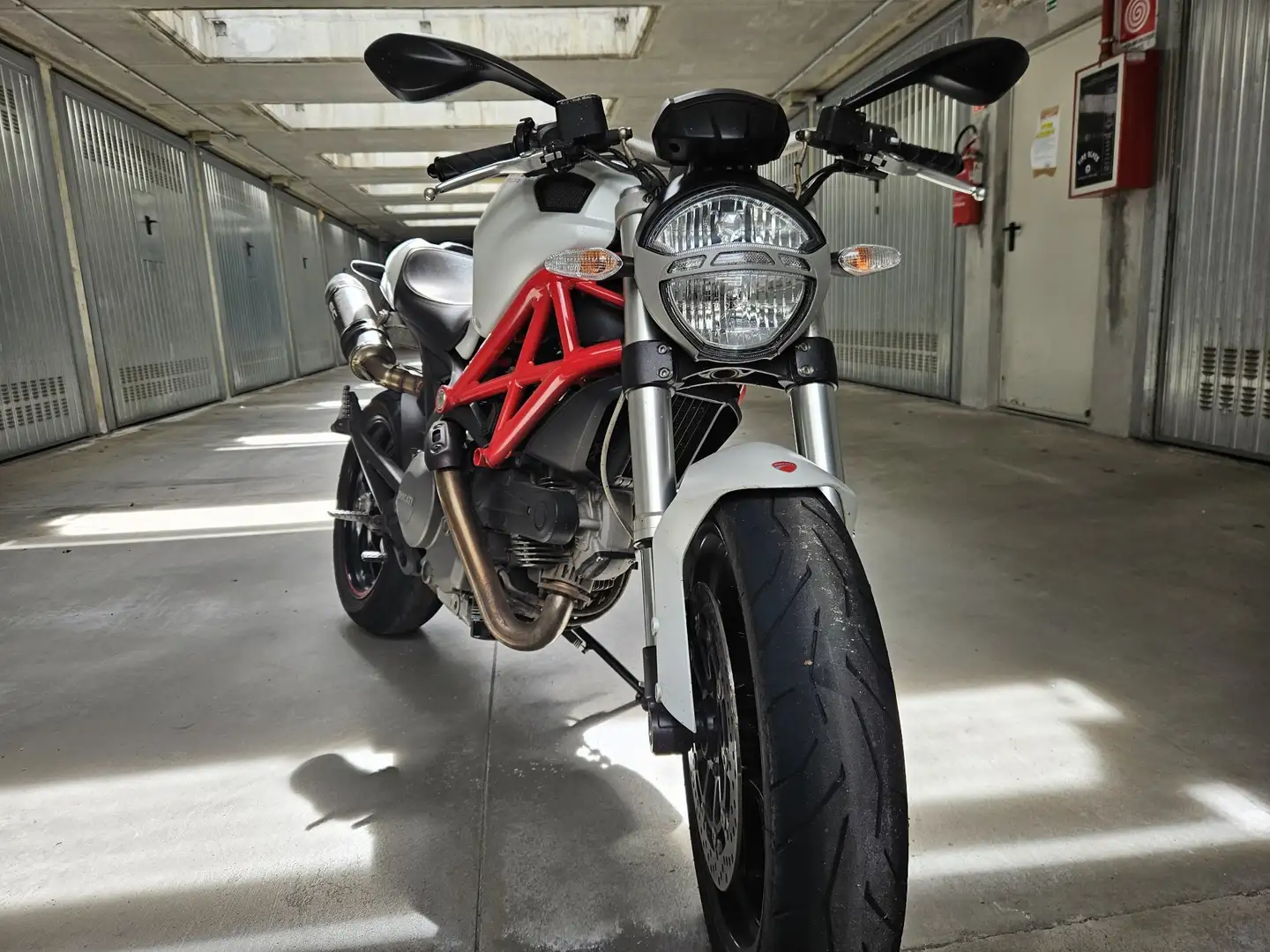 Ducati Monster 796 Bílá - 2