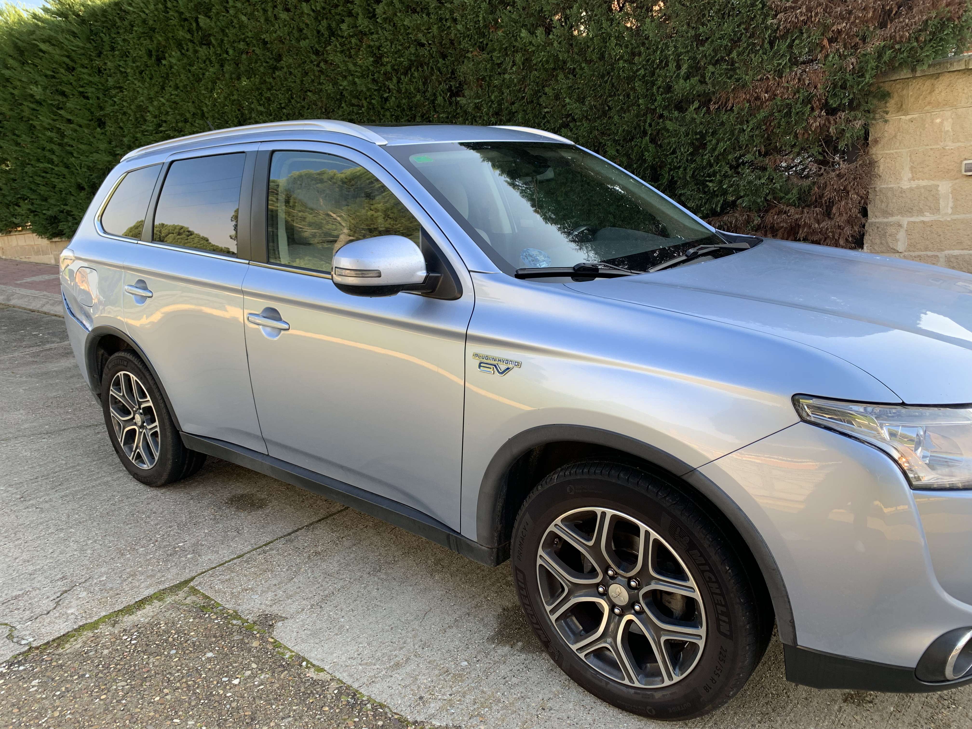 Mitsubishi Outlander Outlander PHEV Kaiteki Kaiteki - foto 1