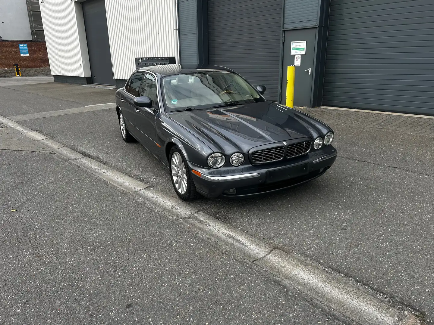 Jaguar XJ XJ V8 4.2L 299hp Gris - 1