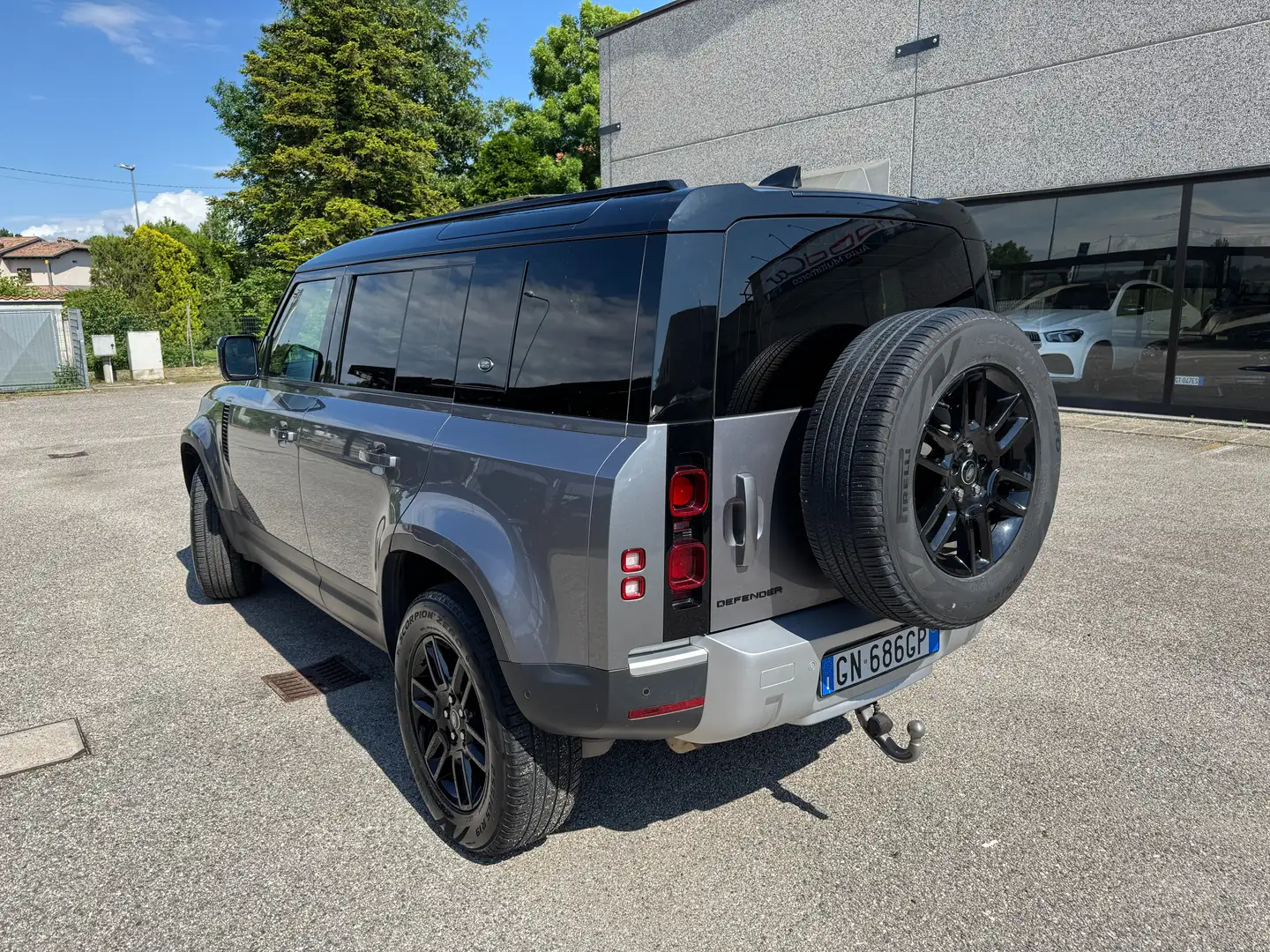 Land Rover Defender 110 3.0d i6 mhev 200cv auto 7pti TETTO GANCIO Grijs - 2