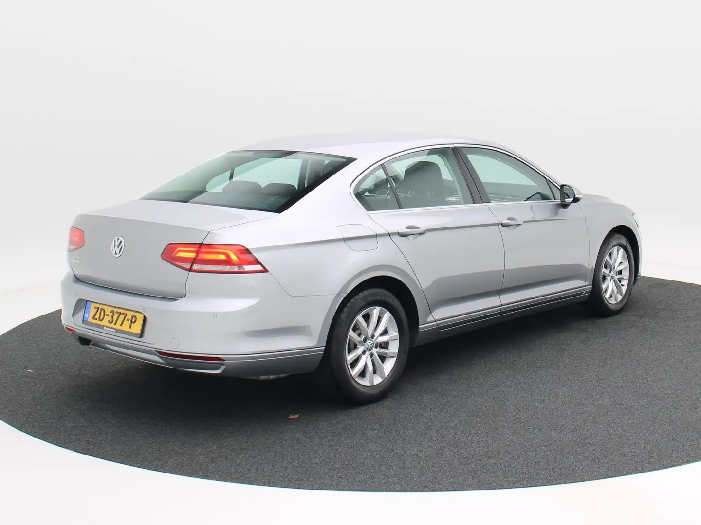 Volkswagen Passat 1.5 TSi 150 Pk Automaat Comfortline | Adaptive Cru Grijs - 2