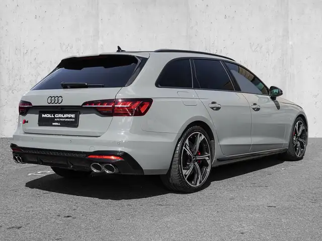 Audi S4 view 4