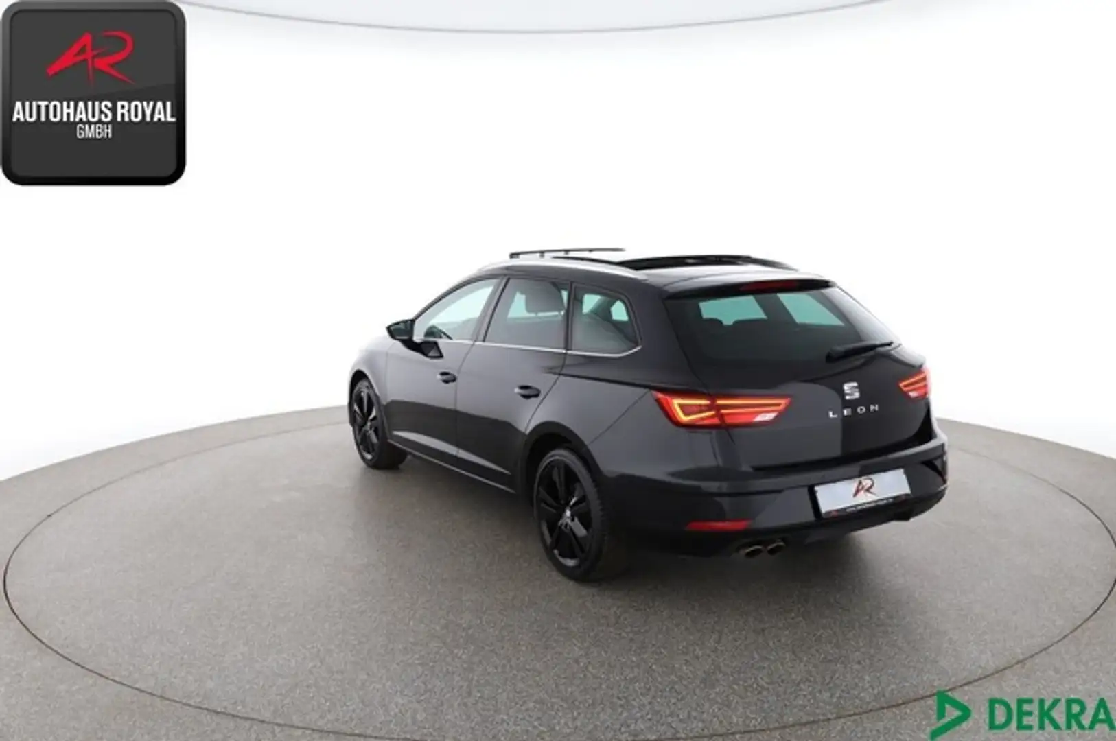 SEAT Leon 1.8 TSI XCELLENCE VIRTUAL,PANO,KEYLESS,ACC Černá - 2