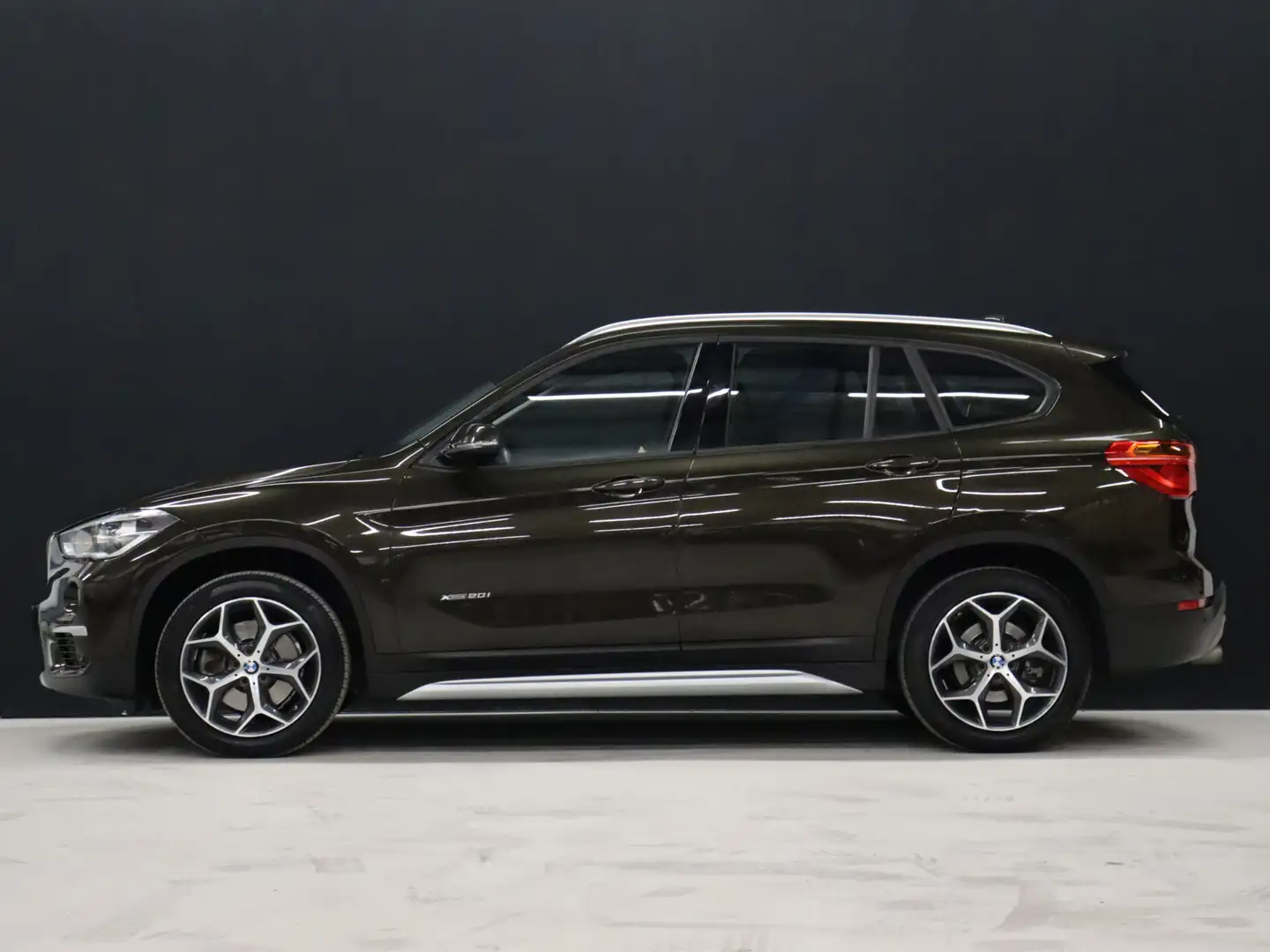 BMW X1 xDrive20i High Executive [AFNEEMABRE TREKHAAK, CAM Bruin - 2