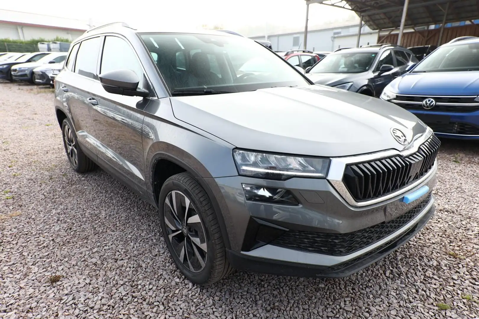 Skoda Karoq Selection TSI 150 DSG Pano AHK NavC SideA Leder... Gris - 2