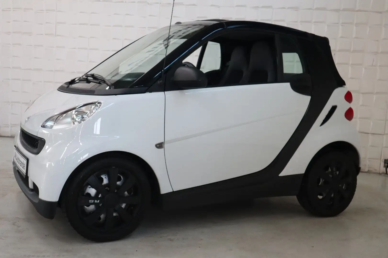 smart forTwo fortwo cabrio Basis Schwarz - 2
