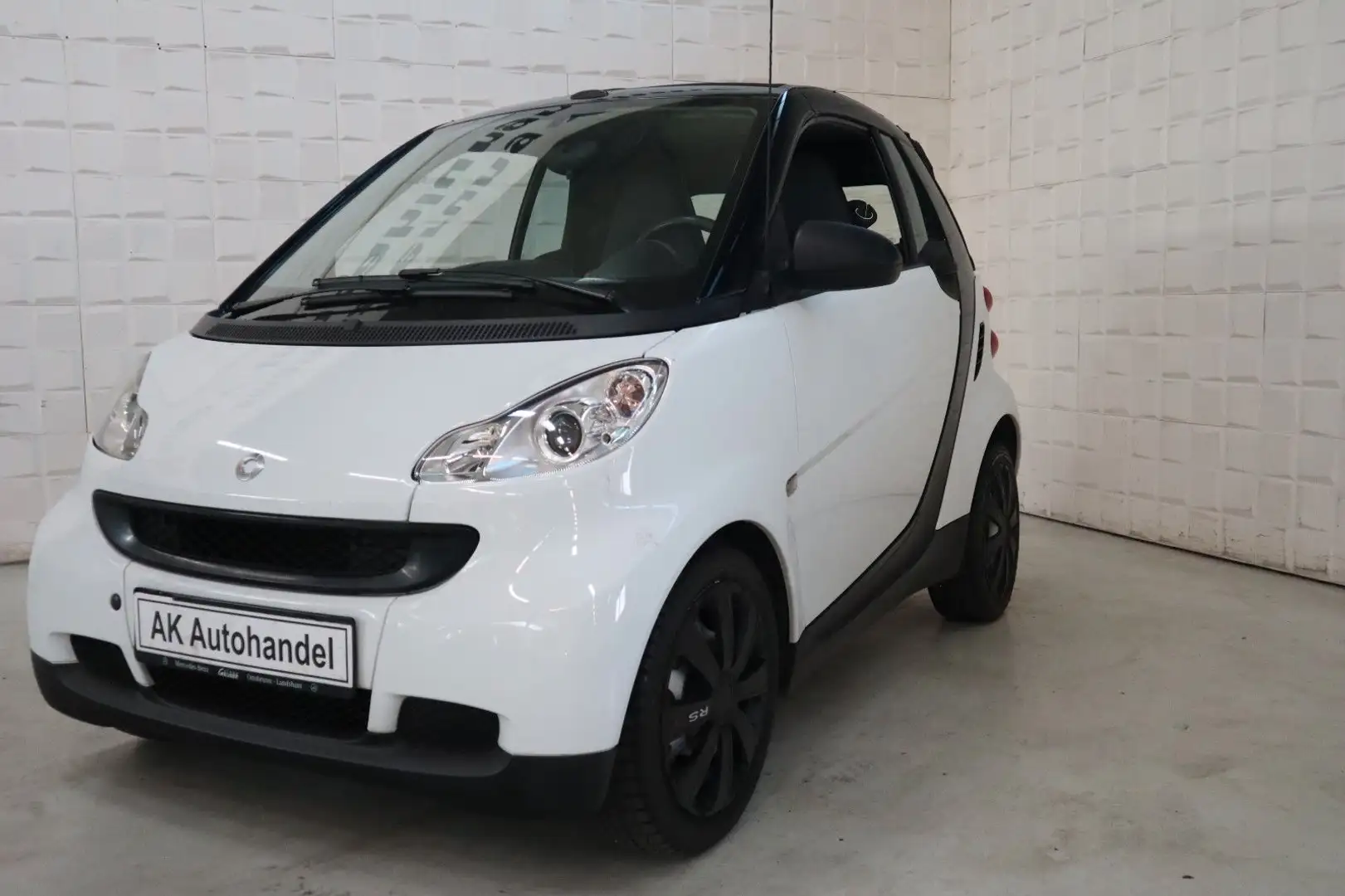 smart forTwo fortwo cabrio Basis Schwarz - 1