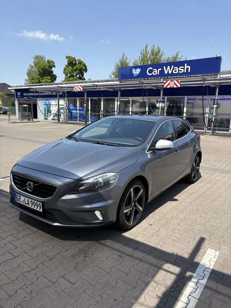 Volvo V40 D3 R-Design - 1