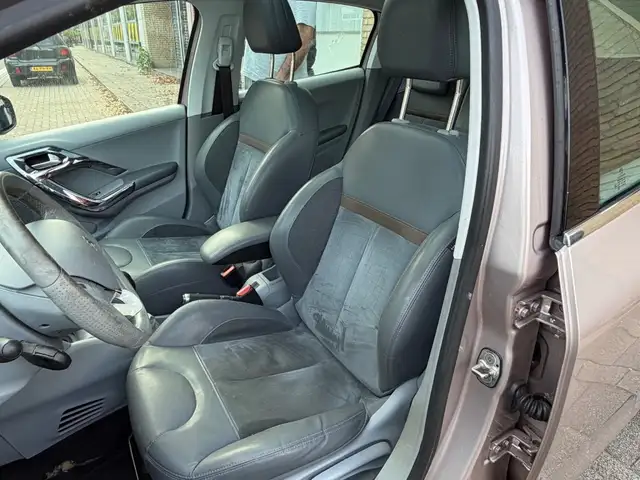 Peugeot 208 view 13