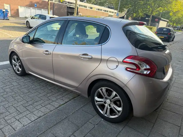 Peugeot 208 view 8