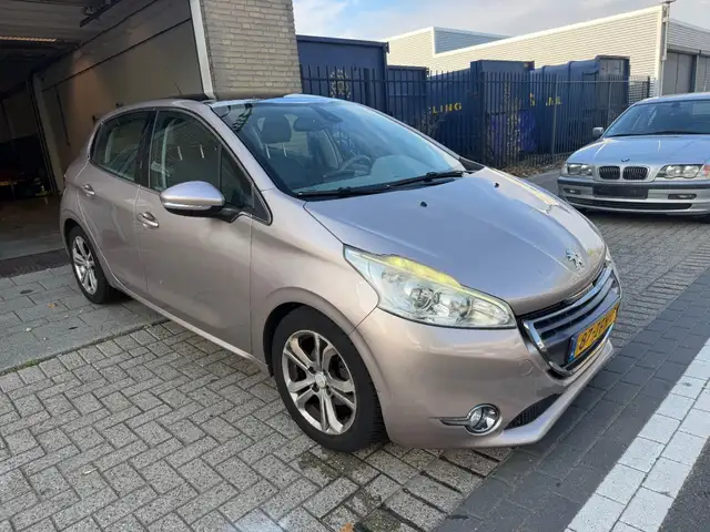 Peugeot 208 view 5