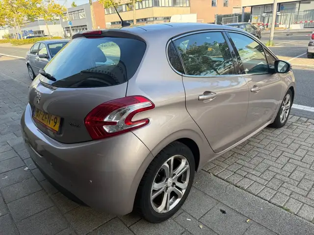 Peugeot 208 view 6