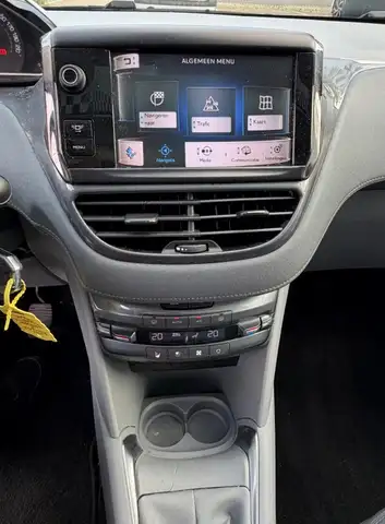 Peugeot 208 view 3