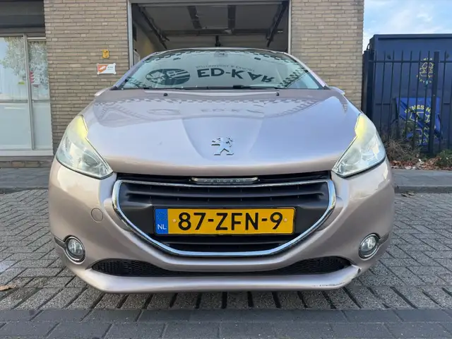 Peugeot 208 view 4