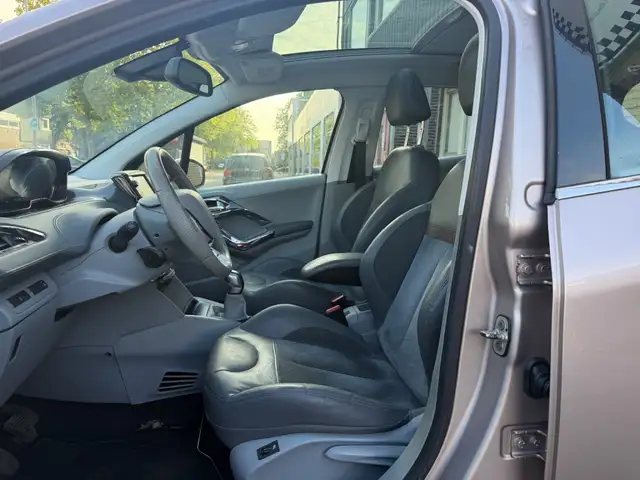 Peugeot 208 view 10
