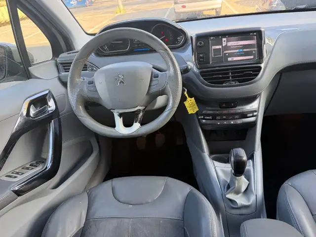 Peugeot 208 view 2