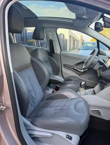 Peugeot 208 view 9
