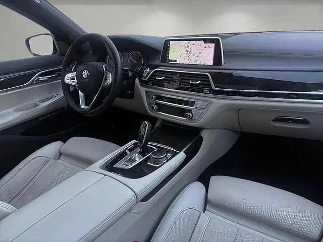 BMW 7 Series view 10