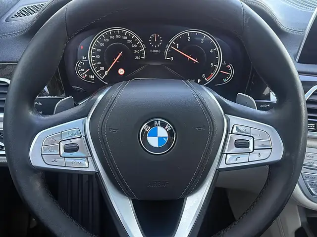 BMW 7 Series view 13